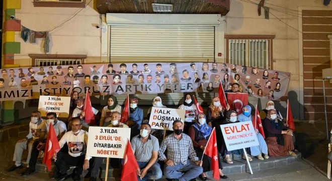  Evlat nöbetindeki aileler gece nöbetine başladı